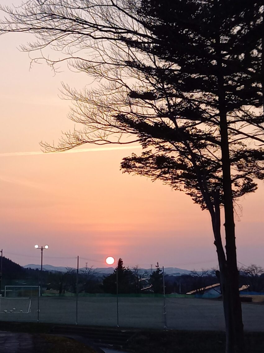 スカイブルーフォー|見上げた空に、西の月と東の夕日