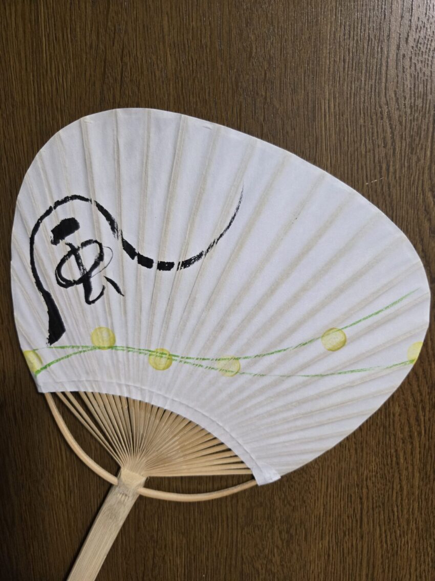 スカイブルーフォー | 猛暑の夏の手元に団扇～涼と風～